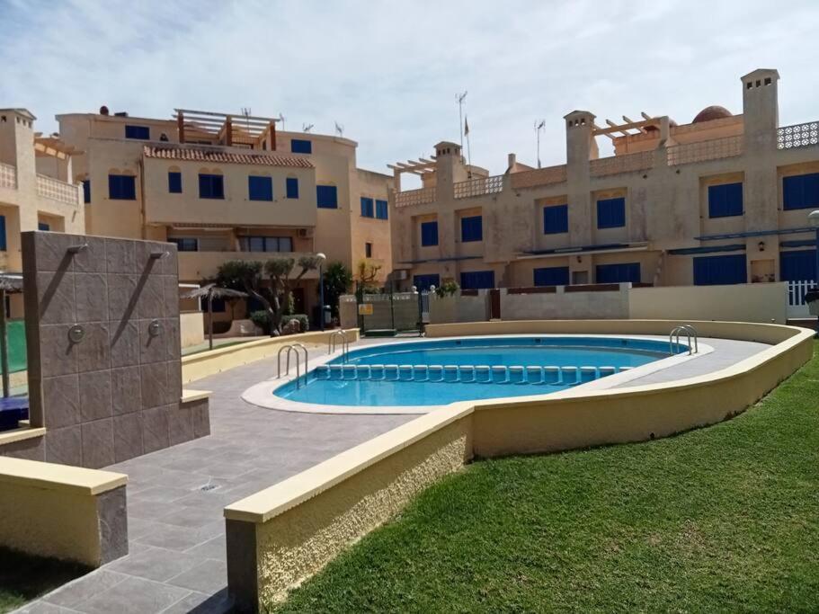 Apartamento En Los Nietos Con Piscina Comunitaria. Luaran gambar